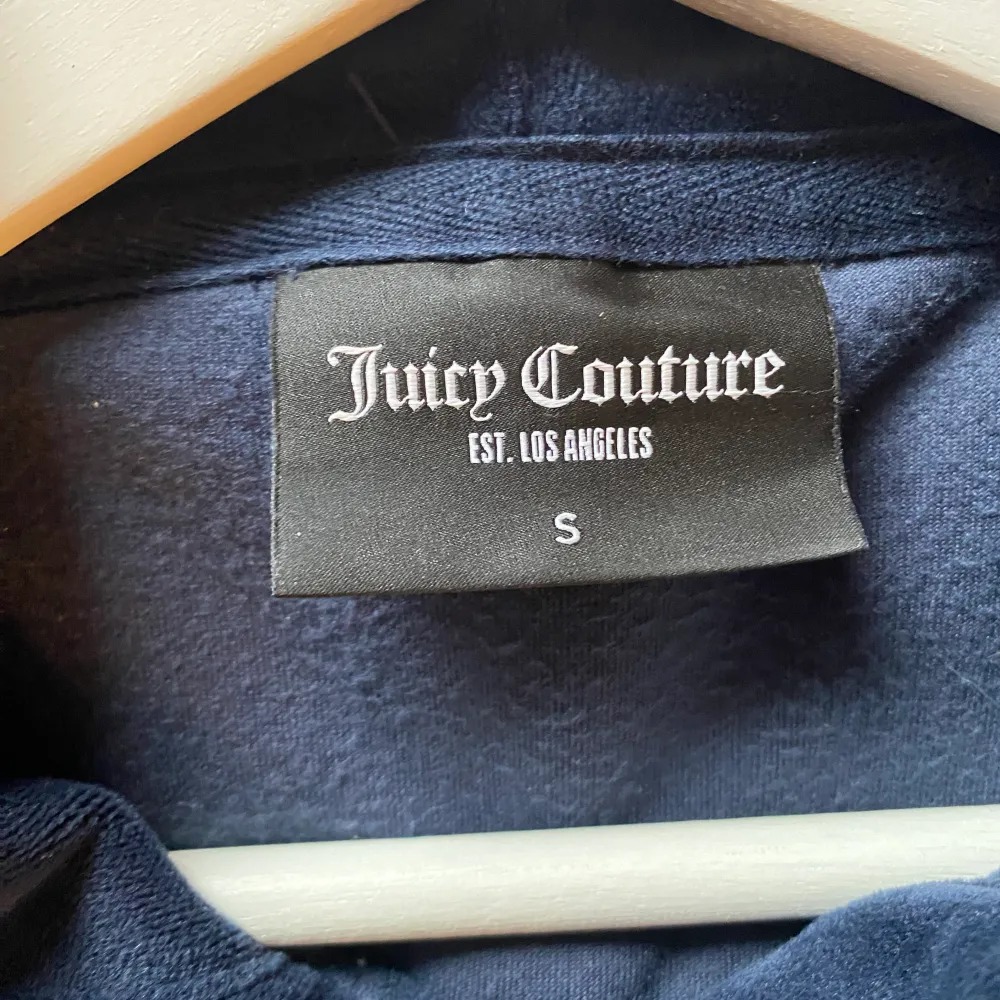 Säljer min mörkblåa Juicy Couture Zip Up tröja!  Säljer då den inte har kommit till användning. Den är i jättebra skick och den är såklart äkta. Säljer för 700 men priset kan diskuteras. Är flera intresserade blir det budgivning! . Tröjor & Koftor.