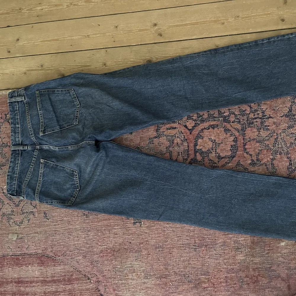 Low/Medel höga jeans från zara, använda några gånger. Jeans & Byxor.