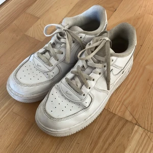 Nike Air Force Skor - Säljer mina Nike Air Force i storlek 35 eftersom att jag inte använder de längre. Jag har använt de ganska mycket och kan rengöra de innan jag skickar. Skriv gärna vid frågor eller något annat, pris går att diskutera🌸
