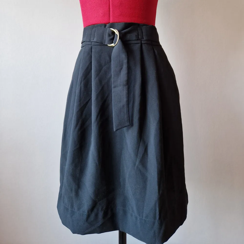 Snygg kjol från H&M i bra skick och med bälte i midjan med guldig detalj! 3 för 2 på allt och gratis frakt vid köp för minst 250 kr, kontakta mig då!🌸 . Kjolar.