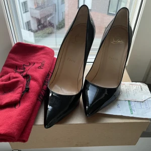 Louboutin klackar - Säljer mina svarta loubs i storlek 38,5 som är inköpta på Savannahs Birger Jarlsgatan 2016 för 5495kr  Säljes för 1500kr Kvitto, dustbags, kartong och kvitto ingår. Även två nya såna pluppar till vardera klack.   Undersidan går att fixa hos en skomakare.
