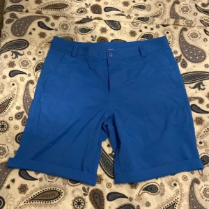 Blå Puma Shorts  - Ångra mig kort efter köpet så. Har haft på men shortsen 2-3 gånger. 