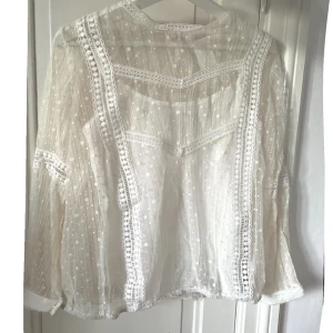 Blus🙌🏼 - Jätte gullig blus som är köpt på arkivet för 400kr💕 