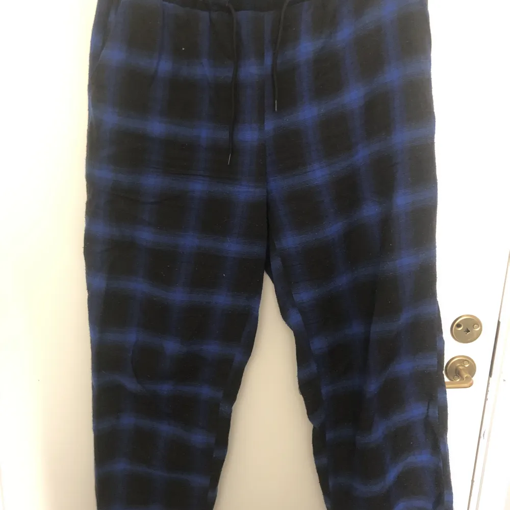 pyjamasbyxor i bra skick, köpta i Japan, så storlek XL, men skulle säga M/L (oversize). Jeans & Byxor.