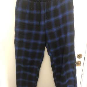 pyjamasbyxor i bra skick, köpta i Japan, så storlek XL, men skulle säga M/L (oversize)