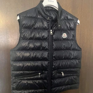 Moncler Gui - Äkta Moncler Gui storlek 4 motsvarar M/L i nyskick 