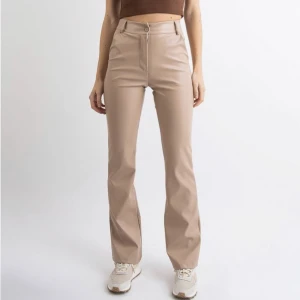 Madlady skinnbyxor - Jag har bara testat dem 2 gånger men aldrig använt dem under en längre tid, tyckte inte dem passade riktigt mig därför jag säljer dem. Dem passar mig i längden som är 169/170. Skulle också säga att dem är lite midwaist på mig😀