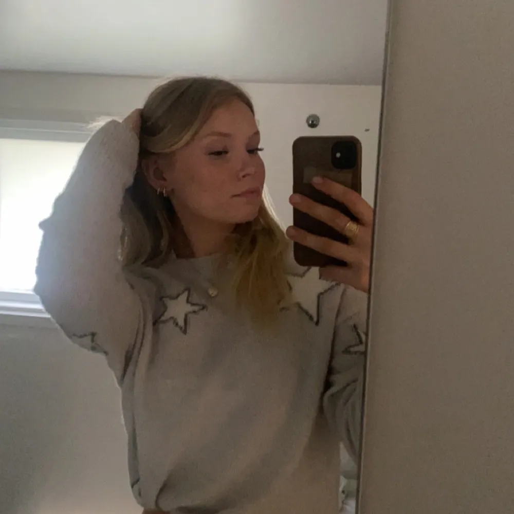 Supersnygg rails tröja i Kashmir med stjärnor i storlek xS. Har ett litet hål på baksidan av armen (skriv för bild). Nypris≈ 2 500 kr. Yläosat.