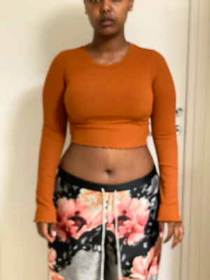 En jätte fin body med utsvängda armar  - Använt sparsamt 💕från river island i storlek 36/8uk storlek 