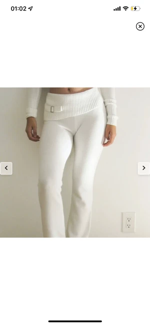 Frankies Bikinis mjukis set - Mjukis set som ser exakt ut som det populära från Frankies Bikinis.  Kommer från YAMZ, helt oanvänt i jättebra skick och kvalitet  Nypris 1499  Topp och byxor  Vitt i storlek S 