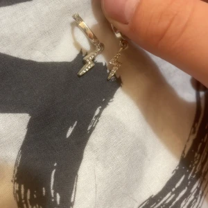 Örhängen - Små blixtörhängen. Köpte för 100 säljer för 30.