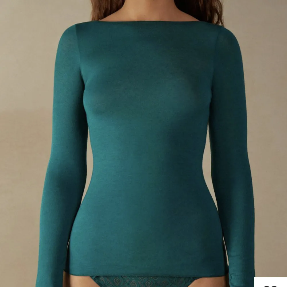 Säljer den virala tröjan som är helt slutsåld💞(original pris 499) Den är i bra skick med❤️‍🔥. Toppar.