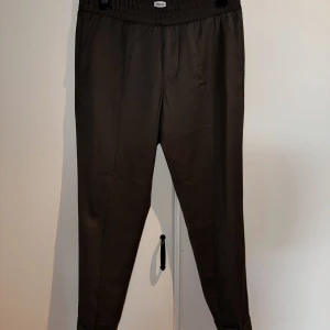 Filippa K Terry cropped byxa - Bruna Filippa K byxor i storlek 48, köpta på Volt för 1899kr