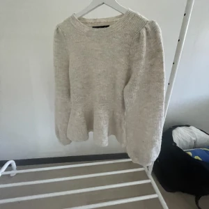 Figursydd stickad tröja - Säljer denna beiga figursydda stickade tröjan ifrån vero Moda, knappt använd 💞💓 strl s, 150kr + frakt, skriv vid intresse ☺️