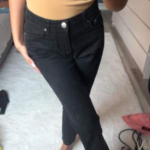 Svarta mom-jeans från Gina Tricot, säljes då dom är väldigt stora i midjan på mig. Hör gärna av er vid vidare intresse eller frågor ❤️‍🔥
