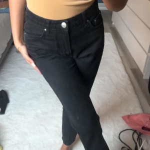 Svarta mom-jeans - Svarta mom-jeans från Gina Tricot, säljes då dom är väldigt stora i midjan på mig. Hör gärna av er vid vidare intresse eller frågor ❤️‍🔥