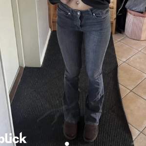 Mid waist bootcut jeans från vero moda, köpt från en annan säljare på plick men byxorna passade ej. kom privat för bild osv💕 tryck ej på köp direkt 