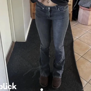 Mid waist bootcut - Mid waist bootcut jeans från vero moda, köpt från en annan säljare på plick men byxorna passade ej. kom privat för bild osv💕 tryck ej på köp direkt 