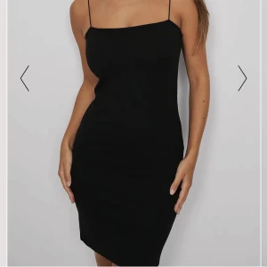 Tight klänning - Svart tight klänning med spagetti band från NA-KD  Köpt för 230kr endast använd 1 gång så den är som ny Strl S (Lånade bilder)