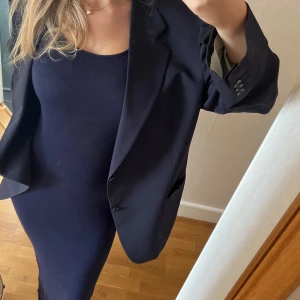 Långklänning - Marinblå långklänning, perfekt längd på mig(175). Går att använda som kjol också! 