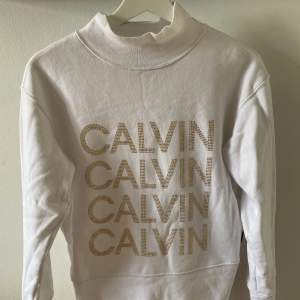 Fin vit crewneck sweatshirt från Calvin Klein med rosé detaljer. Storlek S. Sparsamt använd ✨🌸