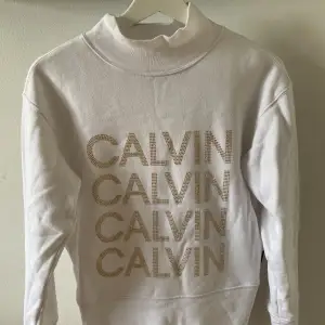 Fin vit crewneck sweatshirt från Calvin Klein med rosé detaljer. Storlek S. Sparsamt använd ✨🌸