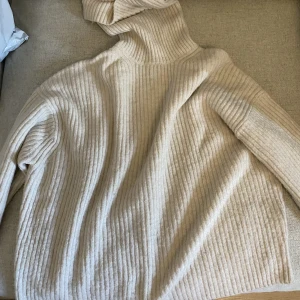 Vit tröja - Vit tröja med krage som inte kommer till användning något mer, eftersom den blivit för liten! Skriv för egna bilder.