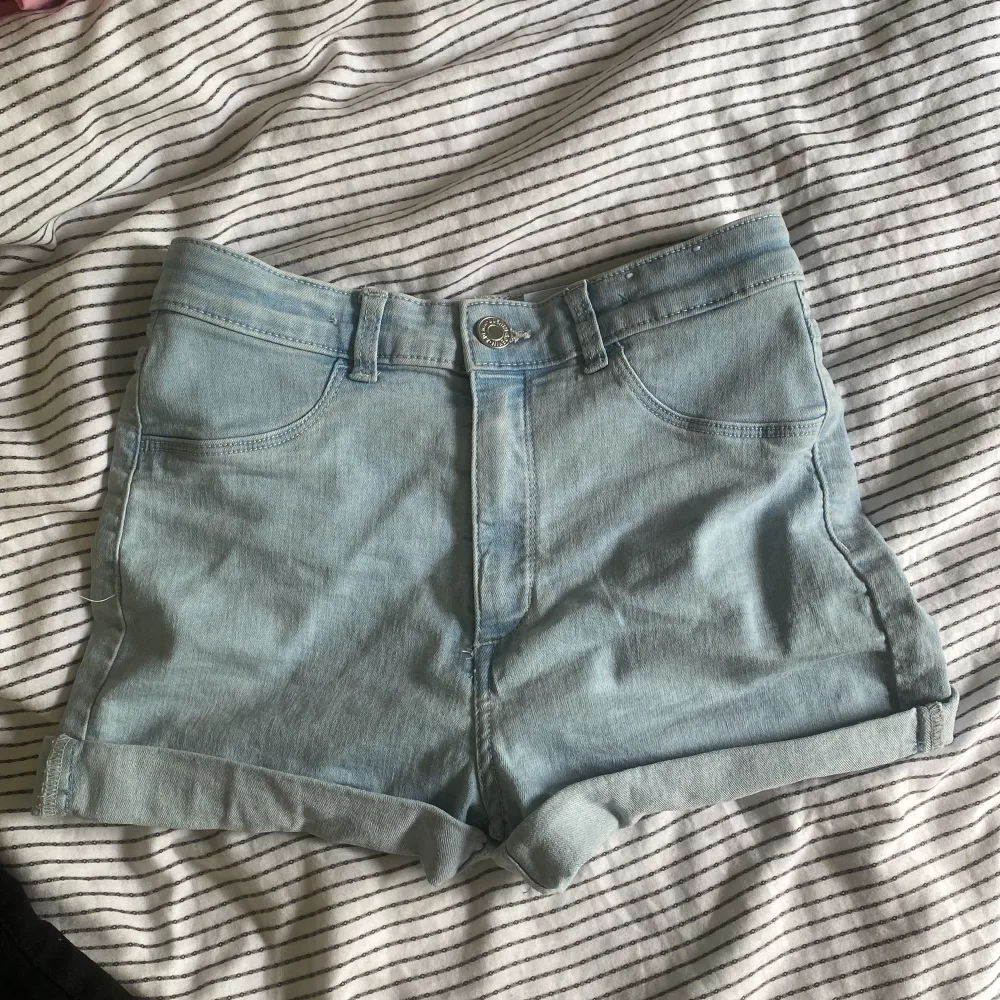 Säljer 2 st jeans shorts, kommer inte till användning. Säljer för 50/st. Shorts.
