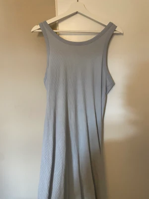 Ljusblå klänning - En basis ljusblå klänning från Lager 157, som inte kommer till användning 🌼, skriv för egna bilder.
