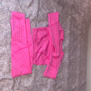 Nytt rosa tränings sett i storlek S, 200kr spårbar frakt 80kr.