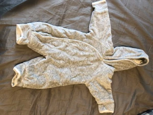 Overall - En mjuk overall i storlek 50 men är väldigt stor i storlek så skulle funka som 56