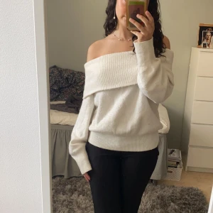 Off shoulder tröja - Säljer min snygga off shoulder stickade tröja som är slutsåld🥰, skriv vid frågor❤️