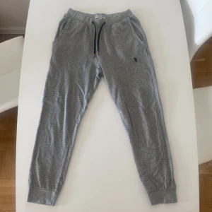 Ralph Laurent byxor - Gråa Ralph Laurent mjukisbyxor i nyskick, storlek M men enligt mig små i storleken. Herrbyxor men sitter snyggt även på tjejer.