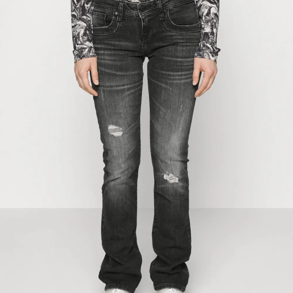 Säljer nu dessa gaaalet snygga jeans från Ltb!! Lågmidjade modellen valerie💘Grå med coola slitningar!! Nypris 830kr på zalando!😍Toppen skick! HELT SLUTSÅLDA🌟. Jeans & Byxor.