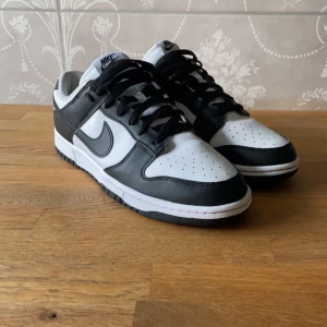 NIKE DUNK LOW NATURE BLACK/WHITE - Hej! Säljer mina nästan helt nya skor då dom inte kommit till användning. Använt skorna 2-3 gånger så inga slitage alls. Nypris 2037 kr plus frakt. vid snabb affär kan pris diskuteras.