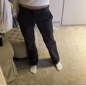 Lågmidjade Dickies kostymbyxor - Lågmidjade grå kostymbyxor från märket Dickies 👖😊  Midjemått: 76cm Innerbenslängd: 78cm Totala längd: 97cm Köptes här på plick men passade tyvärr inte så säljer vidare! Totala kostnad är 260kr inkl frakt💗