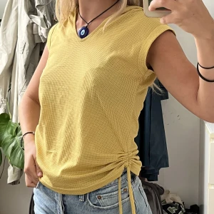 Topp med luva - Senapsssgul topp med en luva!! Den är superfin och inköpt second hand 