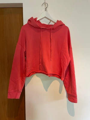 Aprikos hoddie - Aprikosfärgad hoddie. Croppad och endast använd några få gånger. 