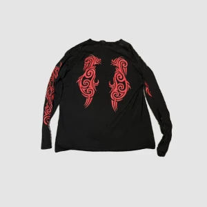 Svart tröja med röda detaljer  - Jätte snygg overzize tröja, det är en märkes-tröja köpt för ca 500 så det är därför den är lite dyrare 🫶