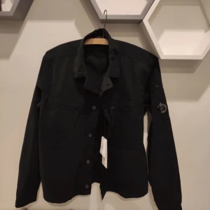 Cp Company overshirt  - En helt ny cp Company overshirt i storlek m. Skriv om ni har fler frågor. 