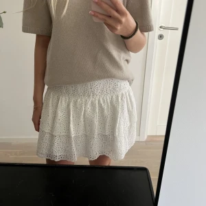 By malina kjol - Säljer denna så fina kjolen från By Malina då jag har många liknande. Aldrig använd så i nyskick💓Frakt ingår ej