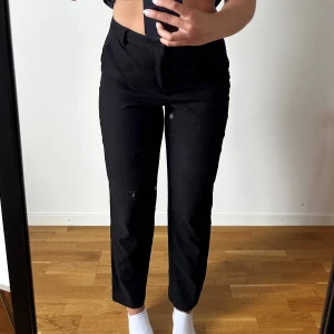 Raka kostymbyxor  - Svarta kostymbyxor med lite tightare passform, som referens är jag 167cm lång 