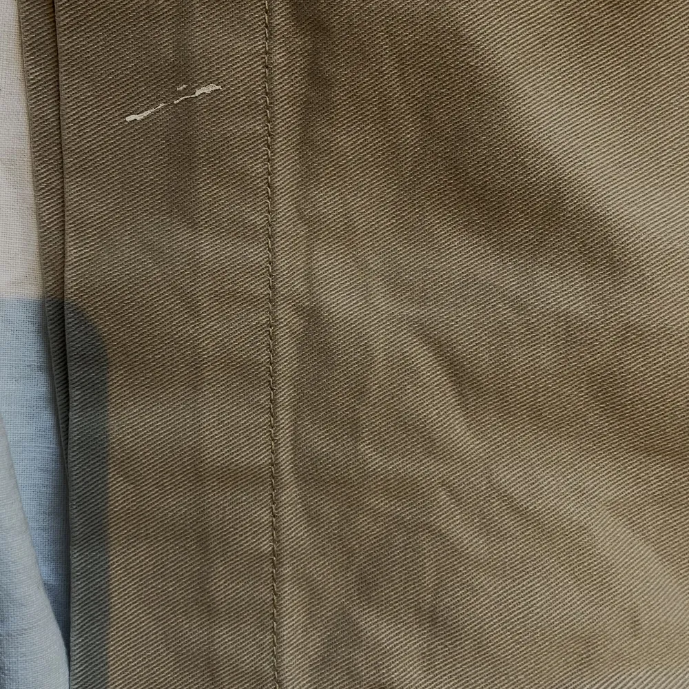 Beiga shorts från Ralph Lauren, storlek 32. Använda men i fint skick utöver ett par små vita färgfläckar.. Shorts.