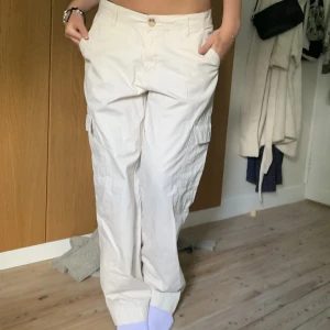 Cargopants - Säljer dessa skitcoola baggy cargopants/ cargobyxor som kommer från lager 157. Storlek M och är väldigt baggy på mig som brukar ha S❤️dem är jättebra i längden på mig som är 170❤️skriv om fler frågor❤️