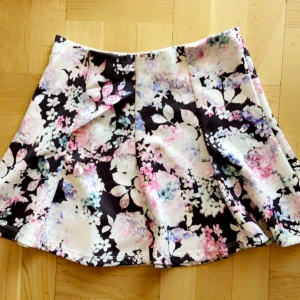 3 kjolar - 3 kjolar i storlek S/M. Alla för 150kr eller 50kr styck. Finns i skutskär c