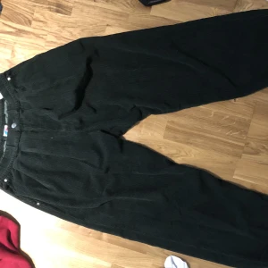 Baggy gröna corduroy byxor - Väldigt baggy gröna corduroy byxor från district 46, otroligt bekväma och även med justerbar byxöppning