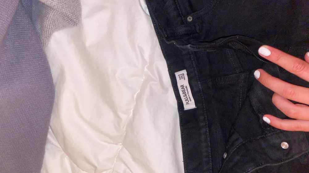 Super fin, svart pull&bear kjol med lite slitningar i storlek S som tyvärr inte längre kommer till användning💗. Kjolar.