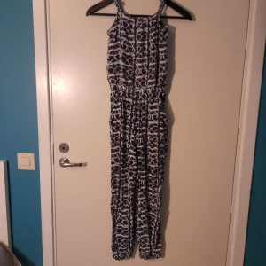 Blå Byxdress Åhléns storlek 134/140  - Blå Byxdress Åhléns storlek 134/140  Axelbanden har sträckts ut ngt  Dragsko i midjan  Obs, hund finns i hemmet   Fraktas enligt överenskommelse. Frakten bekostas av köparen.  PRISET GÅR ATT FÖRHANDLA