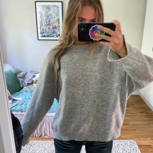 Stickad tröja grå - Världens härligaste stickade tröja från Carin Wester, så snyggt oversized och passar till allt❤️köp!! Använd några gånger