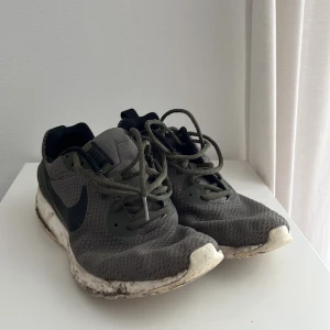 Nike springskor, storlek 42 - Nike Springskor i storlek 42